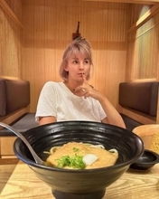 昨年乳がんステージ3A公表、5月に年上男性とスピード再婚…53歳モデル〝夫婦ウェディングショット〟に反響「お2人の雰囲気本当に絵になる」