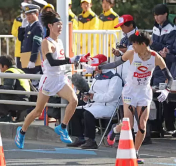 「人気出るだろうなあ」箱根駅伝、サラサラロン毛〝9区給水係〟にSNS騒然「日差しとロン毛が似合う」「映画のワンシーンのよう」「ワンモア給水」