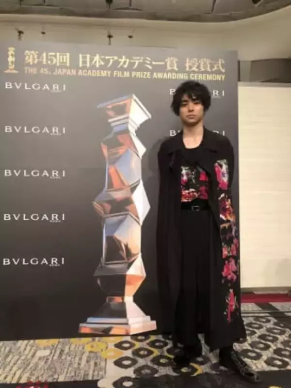 「これって本人？」「眉が金…」父は個性派俳優、母は異色シンガー〝別人級変貌〟村上虹郎、28歳の最新ショットに「やばい」「別人に見えた」の声