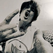 「最高すぎる！」チンパンジーの前でドラムを叩いた結果...トミー・リーの動画投稿に世界的反響「心がとても温かくなった」「信じられないほどリズム感がいい」の声