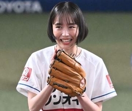 「すごい」「才色兼備」井桁弘恵〝X字水着でWピース〟ショットに沸騰「最上級」「世界遺産に登録したい」