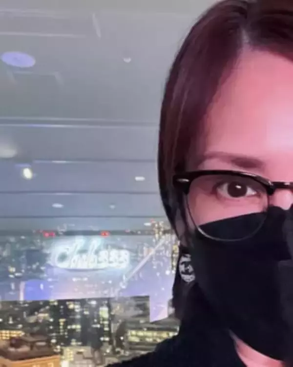 窓口で学割を促され…50歳の鈴木蘭々〝大学生に間違えられた〟街ブラ姿に「確かに幼く見える」「20代でも通用しちゃいますね」の声