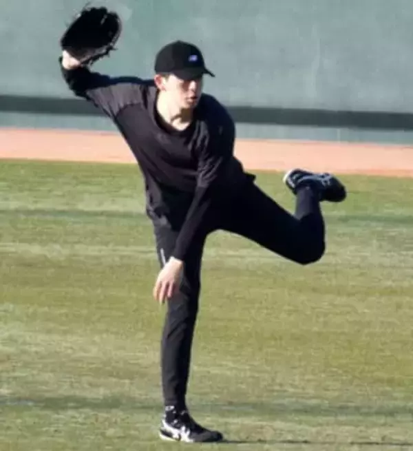 「いい1年にするぞ」　ソフトバンク大関友久、初タイトルの昨年に続く元旦登山　地元の名峰で初日の出　おみくじは大吉