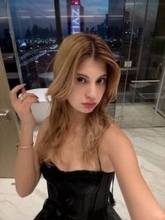 「久々に攻めている」マギー、ピンクビキニのドバイショットに反響「いい腹筋だこと」「たまらんやん」