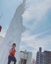 「えっ?」「本物と間違えた」キンタロー。〝人気タレントの激似〟最新ネタに「ケンジくん…」「顔のデカさは…」と反響続々