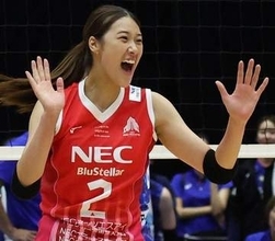 「ものすごい打つお姉さんとは…」女子バレー佐藤淑乃、アタッカーから〝イメージ一変〟ドレッシーなモデルショットに反響「パリコレデビュー！」