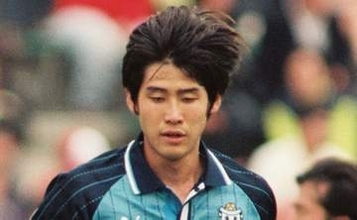 12年前急逝の盟友のもとへ…元日本代表・田中誠さん〝追悼碑訪問ショット〟に「懐かしい」「サックスブルーの仲間だもんね」「一生忘れません」反響の声