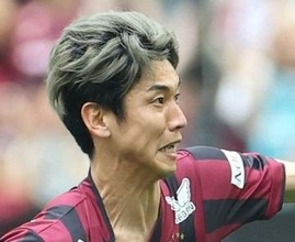 うつり込む〝半端ないパパ〟…ドイツで出産のモデル三輪麻未の投稿が話題「5人家族がますます賑やかに」「寝返り早い」