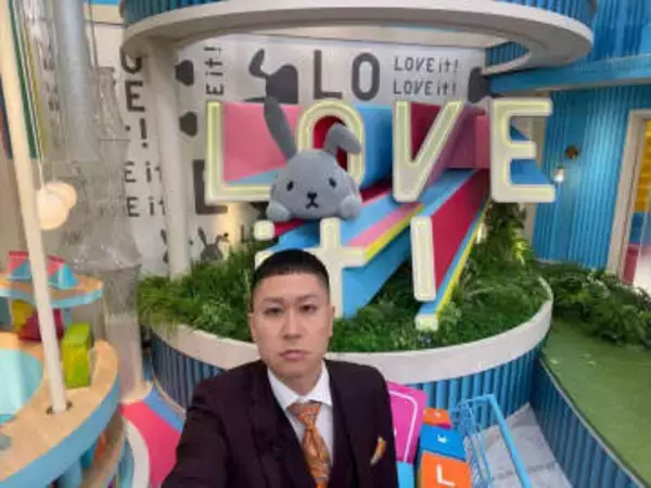 M1準優勝のドンデコルテ渡辺〝大会直後の自宅ショット〟が話題「貧困だけど豊かだよな」「居心地よさそう」「地震のとき本棚ヤバそう」