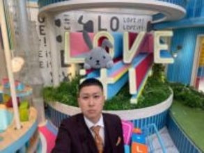 M1準優勝のドンデコルテ渡辺〝大会直後の自宅ショット〟が話題「貧困だけど豊かだよな」「居心地よさそう」「地震のとき本棚ヤバそう」