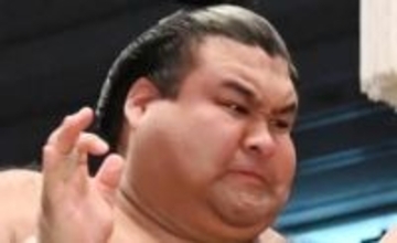 「2人のママに見えない」夫は現役力士…〝大胆ミニ〟演歌歌手・杜このみの私服が話題