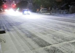 「危険です」〝ノーマルタイヤ〟で立ち往生…大分・別府の光景に「同じ事を繰り返す」「履いてても履いてないやつに足止めされる」の声