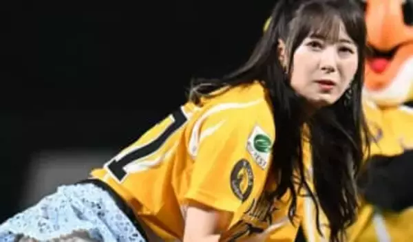 「腰掛けるくらいなら…」ミニスカ姿で〝お触りショット〟の生田衣梨奈に反響「断然行きたくなってきた」「気持ち程度のお触り？」