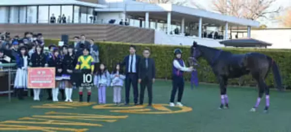 「シャッターを切らずにはいられない」〝競馬場の女神〟として活躍28歳グラドル姫野みなみに脚光「気品のある佇まい」「ふとした表情も美しい」