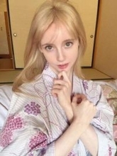 「一緒にどう？」イギリス人グラドル〝タオル1枚〟露天風呂入浴ショットに反響「そんなの抗える人いるわけ無い」「湯船にタオルは…」