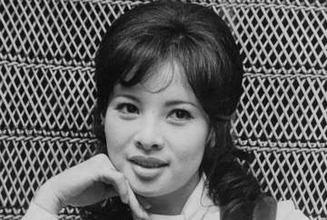 75歳由美かおる〝ギリギリミニスカ〟仰天アングルショット「コレはかなり凄い」「恐ろしい」「嘘みたいに綺麗な膝小僧」