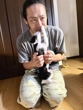 「驚愕と恐怖で目ん玉が…」病院に連れて来られた猫の表情が…漫画家・川崎順平投稿写真に「謎の生物?!」「UFOに誘拐された人みたい」の声