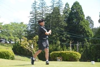 変わらない阿蘇の魅力を体感　城彰二さん、期待の若手プロとのラウンドで笑顔　熊本・グランドチャンピオンゴルフクラブ