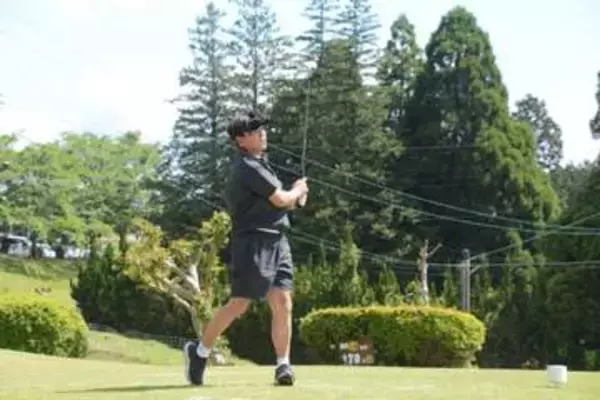 変わらない阿蘇の魅力を体感　城彰二さん、期待の若手プロとのラウンドで笑顔　熊本・グランドチャンピオンゴルフクラブ
