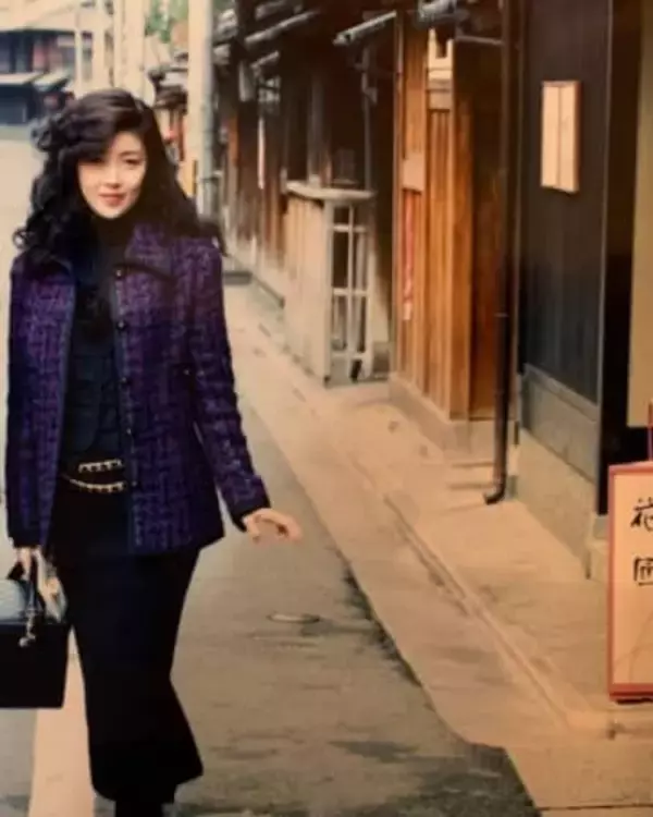 55歳で24歳下男性とスピード再婚、紅白21回出場…がん手術経た64歳人気歌手〝プライベート姿〟に「藤あや子さんずっと凄い」「憧れる」の声