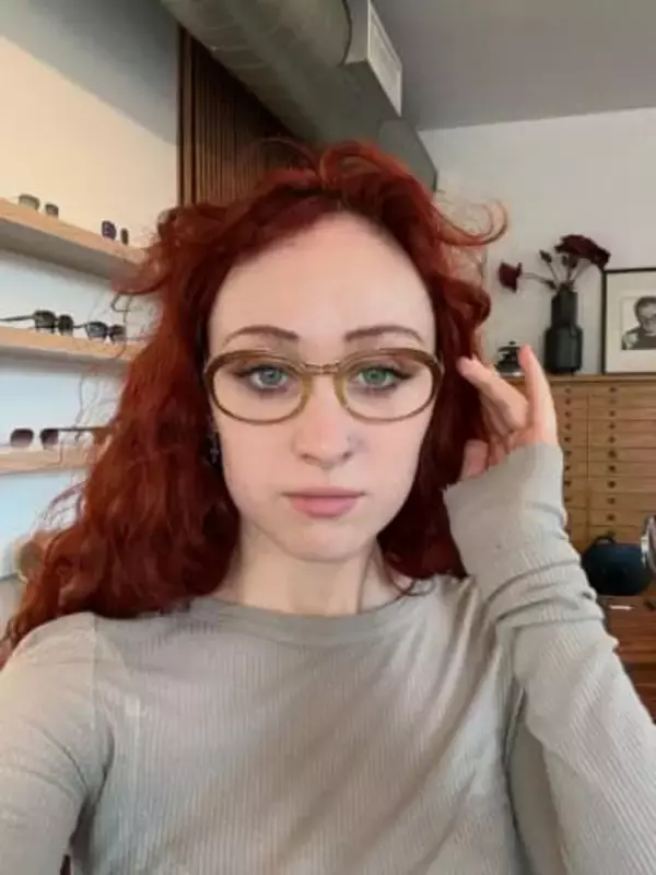 「アウトでしょ」〝露出度MAX〟透け透けドレス...批判に反論〝ダメ押し〟ショット！チャペル・ローン投稿に意見さまざま「ドレス痛そうやな…」「めちゃくちゃ女神」