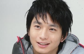 「なんかのバグ???」「頭が当たってる…」〝異次元スタイル〟向井理の衝撃ショットに驚き「何頭身かしらっ‼︎」「改めて驚く」