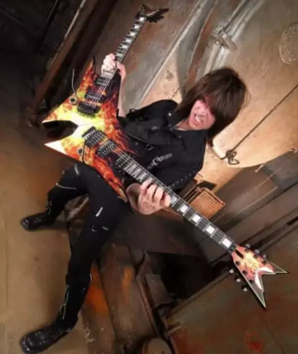 「今年はメタルの年！」〝世界最速のギタリスト〟有名ライブハウス前の近影に「アンジェロ先生！」「MAB！あなたこそが伝説」の声