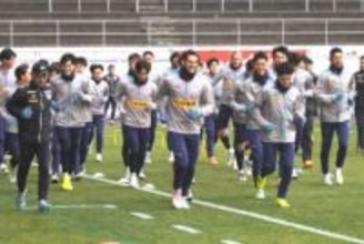 J2サガン鳥栖が始動　小菊監督「1試合1試合、勝敗にこだわる」　DF今津佑太、百年構想リーグ見据え「大事なシーズンになる」