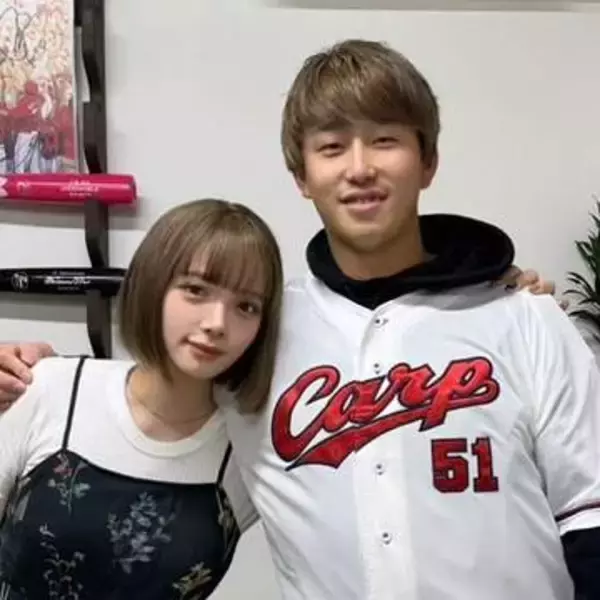 「こんな奥さんサイコー‼」夫は広島・小園海斗…モデル妻の〝パツパツ〟ミニ丈上着に「うわすげ」「旦那が羨ましい」の声