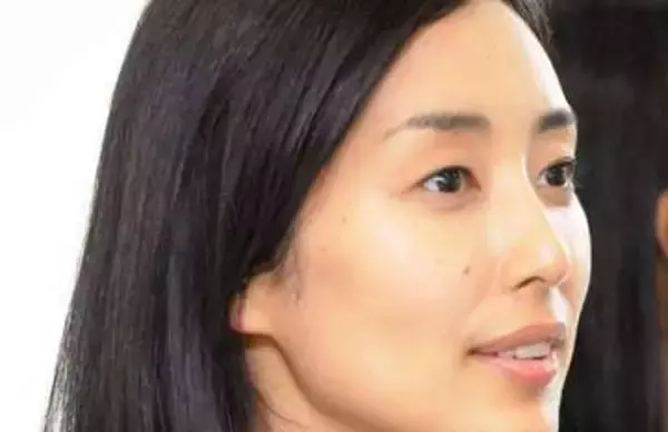 「愛車ですか？」「二度見してしまった」雰囲気ガラリ！〝スーパーマダム風〟木村多江ゴージャスショットが話題「かっけーアルファロメオ」