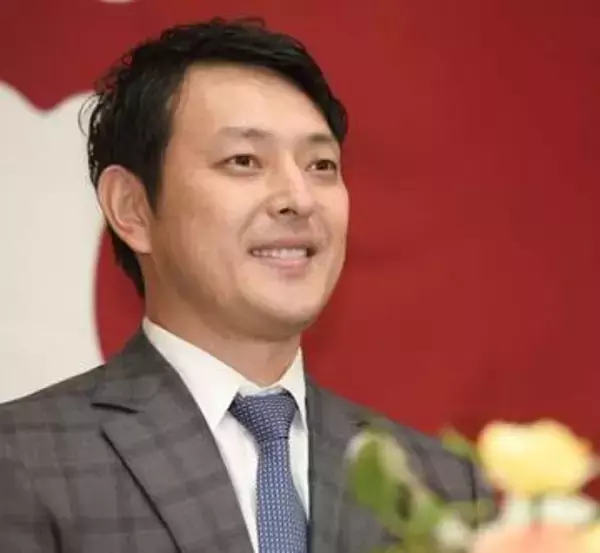 「すっぴんまどかさん」義父はライバル球団コーチ、岩隈久志さん家族勢ぞろい6ショットに反響「憧れのファミリー」