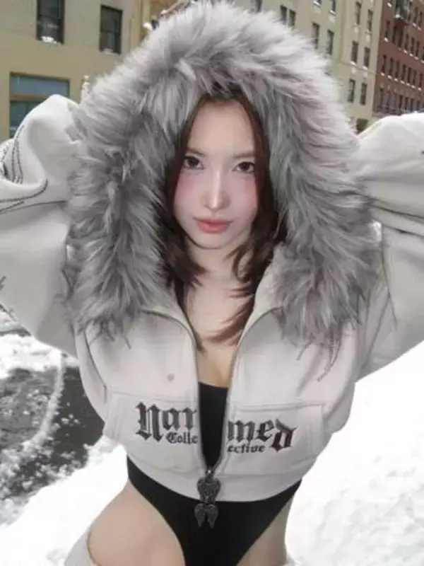 「どんどん激しく…」〝ワキ見え〟大胆衣装のTWICE・モモに騒然「あと1枚着た方が？」「ギャルい感じ」「レアなモモ」