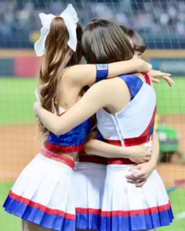 「誰、この…」台湾の人気チアがビキニに着替えたら…〝大胆ビーチショット〟にファン歓喜！「きゃっ」「スタイルすご」「よし！」