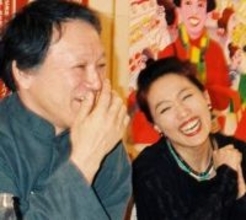 父は名監督、母は演技派…54歳になった大河俳優・池内万作〝妻とラブラブショット〟に「歳をとってお父さんソックリ」「よく似てる」の声