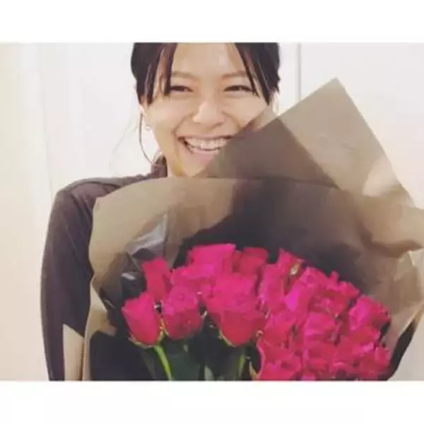 「たとえ人妻でも...」人気絶頂期に共演俳優との結婚から10年...榮倉奈々〝お揃い指輪キラリ〟親友との密着お披露目ショットに「あわせたの？」「憧れる」