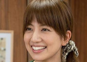 〝脚さらけ出し〟拡大ショットの東原亜希に「引き締まっていて良いですね」「さらっと着こなしてて素敵です」