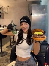 「ひええええ」水神きき〝異次元ラウンドガール〟ショットに「メッチャ女神」「本当に絵になる」「戦場の素敵な華」