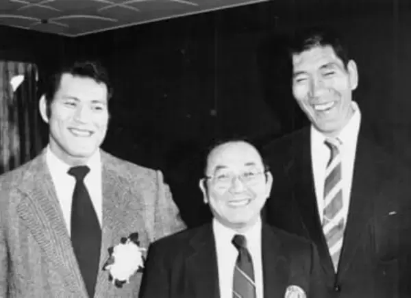 「この世に一枚のお宝色紙」馬場＆猪木〝BI砲〟寄せ書きサイン色紙が話題！スリムクラブ真栄田が公開「お2人でここに？」「昭和62年…」