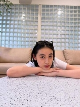「少女感満載で大好き」ポカリCMから10年…八木莉可子〝雰囲気一変〟姿に反響「このままの眉毛でいて欲しい」「「いつもと印象違いますね」