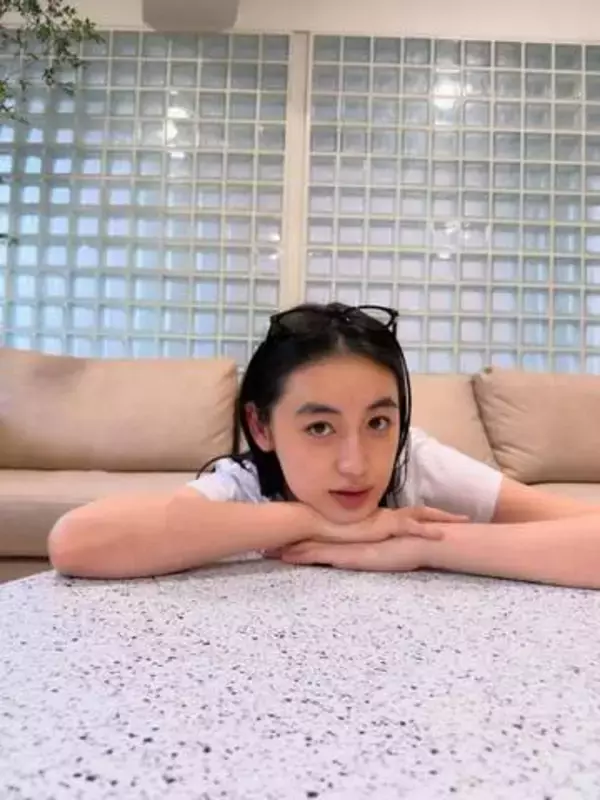 「少女感満載で大好き」ポカリCMから10年…八木莉可子〝雰囲気一変〟姿に反響「このままの眉毛でいて欲しい」「「いつもと印象違いますね」