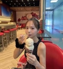 顔密着でくんくん…富山テレビアナ〝ミニスカ〟オフショに反響「羨ましい」「クセになっちゃいます」の声