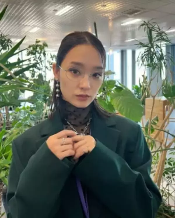 「ニュー彩芽って感じ」剛力彩芽〝イメージ一新〟金髪セミ＆黒ドレス姿に脚光「また一段と優雅で素敵」「黒服が似合う」