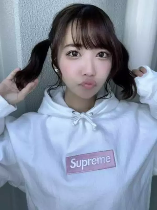 「社会の窓」全開の元アイドル天羽希純〝衝撃ショット〟に「あれ?この窓閉められないなー!」「みんな釘付け!」