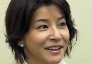 「こんなに大きくてたくましい息子さん!」高嶋ちさ子〝ムキムキ〟水着の息子と夏満喫ショット「良い身体してますねー!」「あっという間に素敵な青年に」