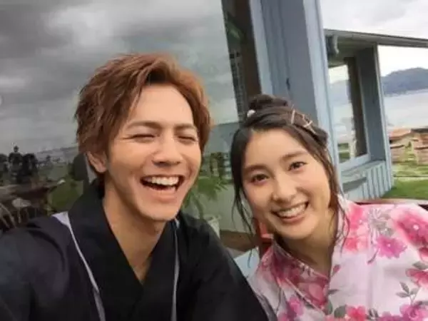 「そりゃ愛されるよね」片寄涼太との授かり婚から3年...ラインくっきり大胆肩出しドレス披露の31歳女優に「きゃーっ！背中ーっ！」「ホントいい女⋯⋯に」