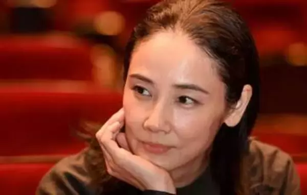 「後ろに隠れてみえない」巨漢力士の後ろで…吉田羊の3ショットが話題「そうか青だからか」「お母さんお茶目」