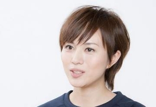 「年齢不詳レベル」比嘉愛未〝40歳のダブルピース〟姿に反響続々「気高い」「レンズ越しと分かっていてもドキドキする〜」