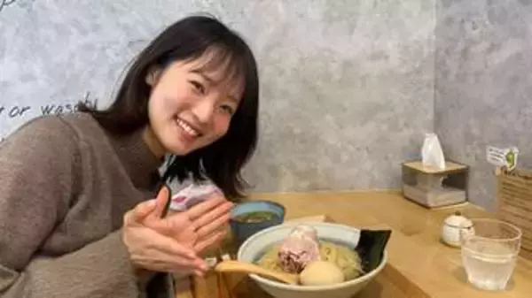 「本当にアナウンサー？」九州朝日放送・岡田理沙アナ〝舌ペロ〟オフショに「ニュース読んでる人とは別人格」「仕事の時は憑依？」