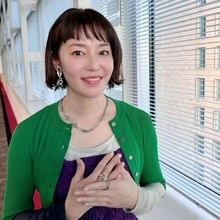 「写真見つめる嬉しそうな表情が…」突然の別れから10年…須藤理彩〝亡き夫のバンドメンバー〟3ショットに反響「スリーじゃないな。きっと4人だね」