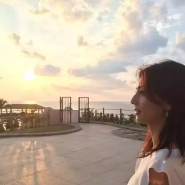 「奥様だったの!?」プロ野球選手と〝電撃婚＆出産〟報告から10年…47歳モデル〝弾丸韓国旅〟姿に「何歳になってもずっと綺麗」「憧れの存在」の声